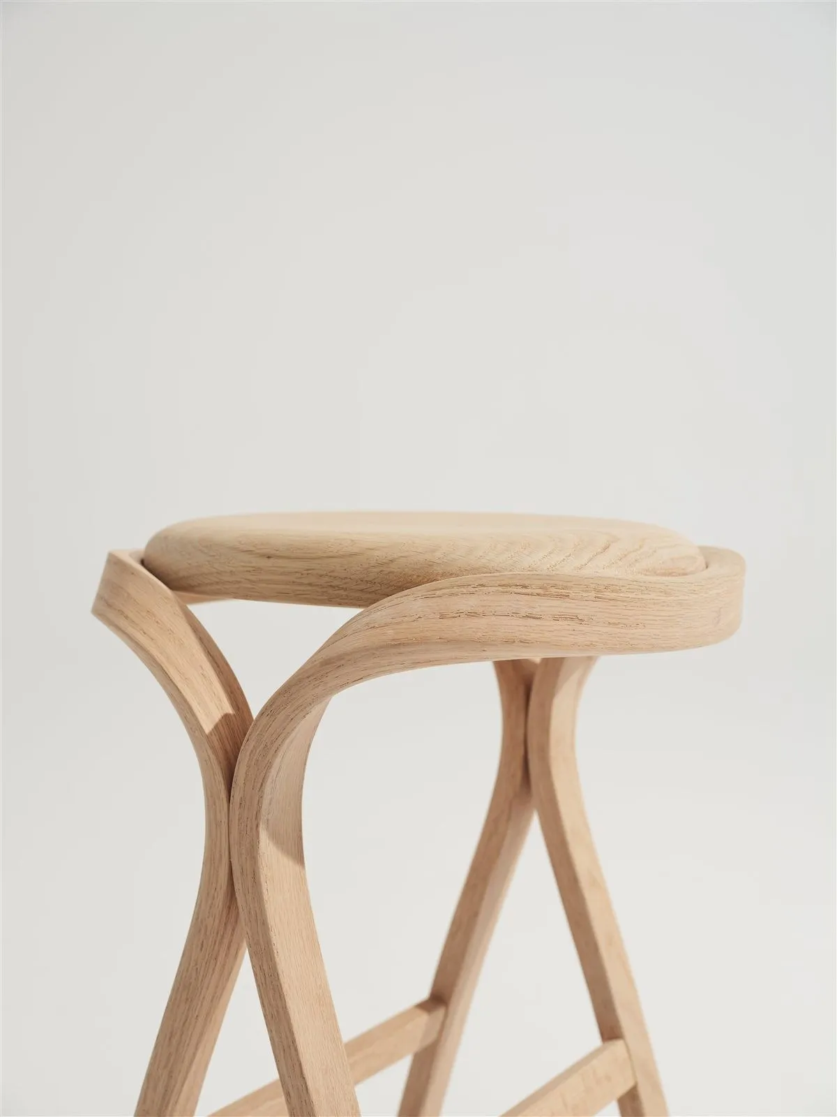 Barlovento, detail of the bent legs