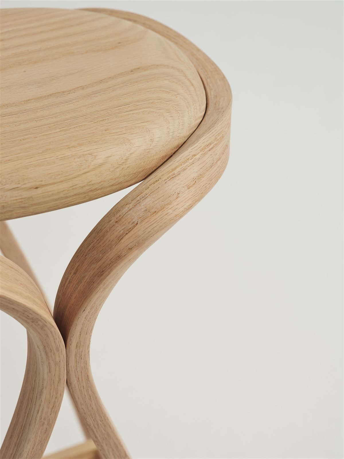 Barlovento, pièce unique, detail of the bent legs