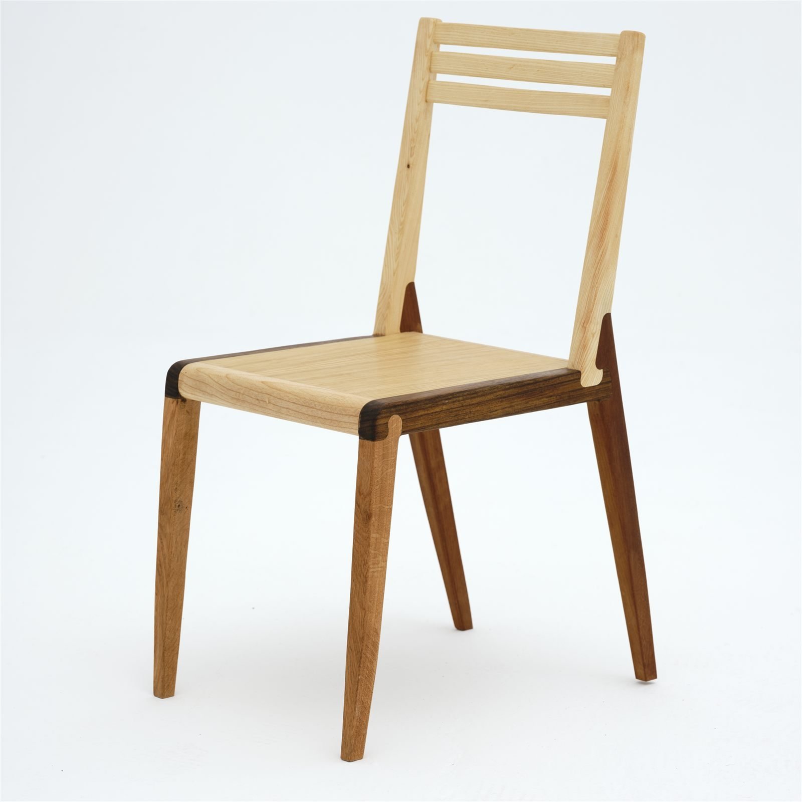 Sapiens chair in solid wood, three-quarter view