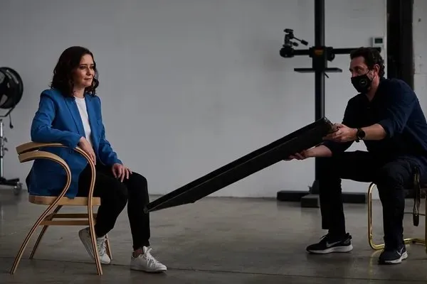 La Razón, Madrid edition, April 2021: photograph with the Nina & Beni chair